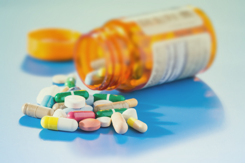 Таблетки на столе 